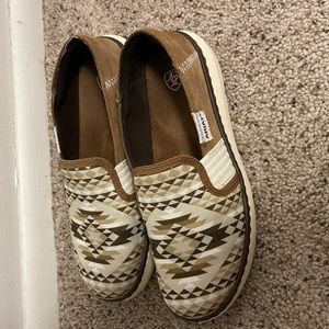 Like new Ariat cruisers